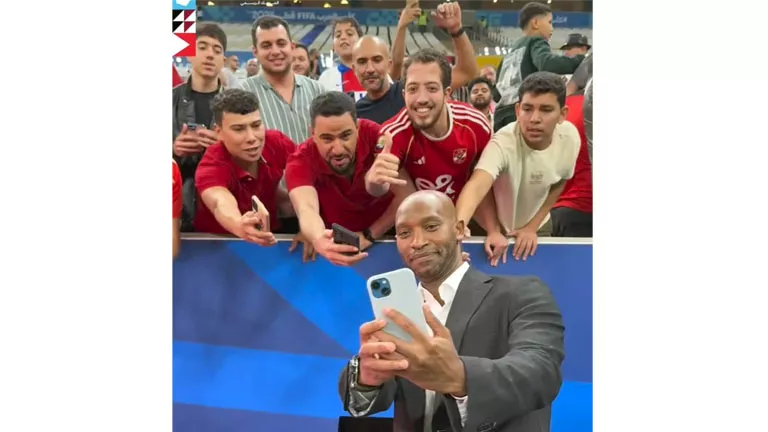 "أهلاوي وبحبك".. الجماهير المصرية تلتقط صورًا تذكارية مع شيكابالا