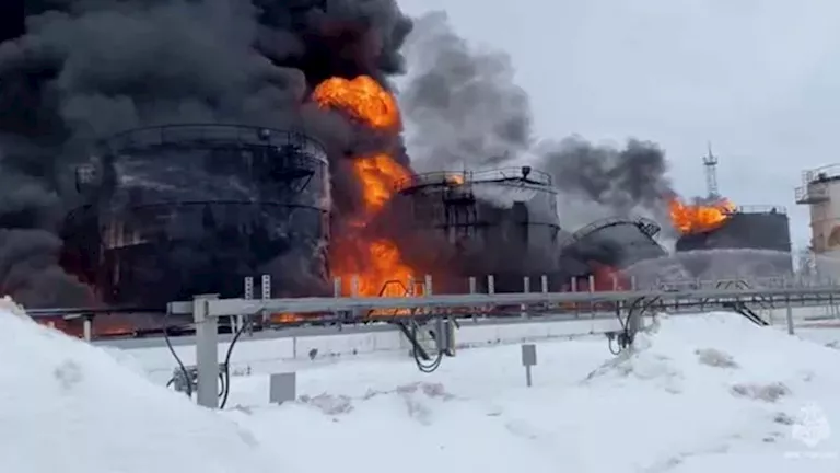 أوكرانيا تستهدف ميناء بحريا ومطارا عسكريا روسيان وتسجل أضرارا كبيرة