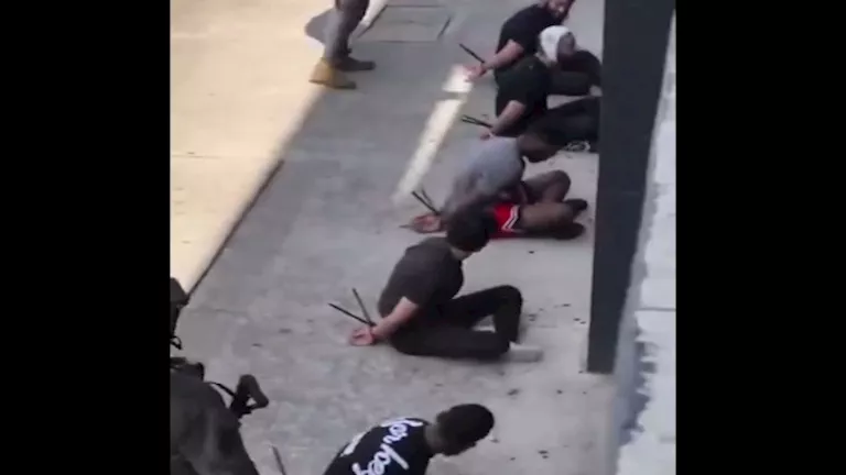 إحباط هجوم محتمل في أستراليا: سيارة شرطة تصدم مشتبهين كانوا بطريقهم إلى بوندي