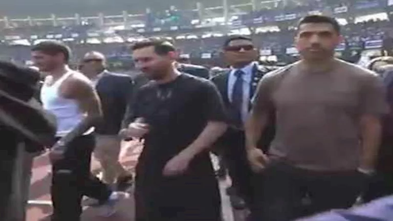 "إلقاء زجاجات واقتحام الملعب".. زيارة ليونيل ميسي للهند تخلق حالة كبيرة من الفوضى