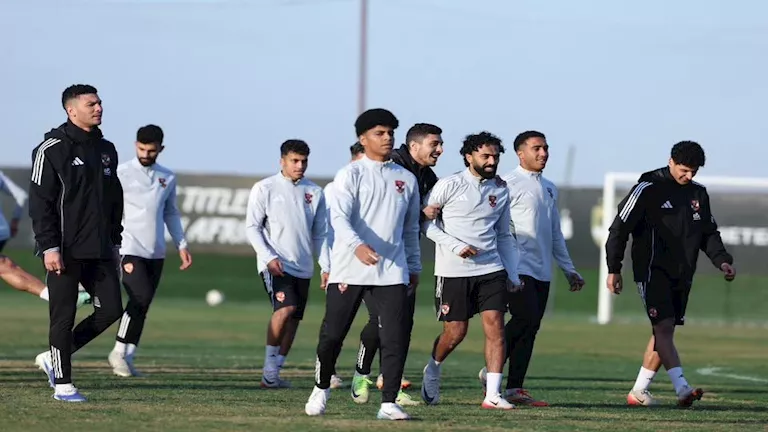 "اجتماع توروب وفقرات بدنية".. 15 صورة لمران الأهلي استعدادا لمواجهة سيراميكا كليوباترا