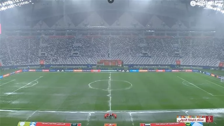 الأمطار الغزيرة تؤجل بداية الشوط الثاني بين السعودية والإمارات بكأس العرب