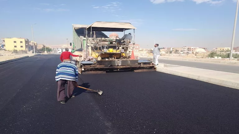 الإسكان: دفع العمل بمشروعات الطرق في "سكن لكل المصريين" بحدائق أكتوبر و15 مايو