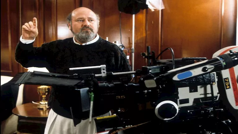 الادعاء الأمريكي يوجه تهمتي قتل لنجل المخرج روب راينر لقتله والديه