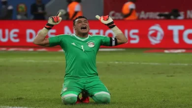 الحضري يحتفل بفوز مصر على جنوب أفريقيا بالرقص مع الجماهير المغربية (فيديو)