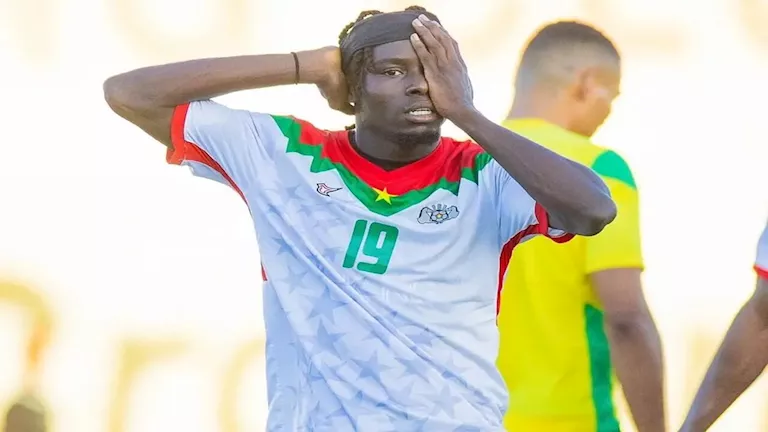 "الطبيب أخبرني بأن عيني اليسرى ميته".. كيف يلعب نجم بوركينا فاسو بـ"عين واحدة"؟