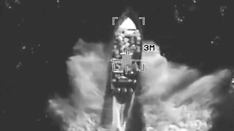 القيادة الجنوبية الأمريكية تستهدف سفينة تقل مهربين للمخدرات بالمحيط الهادئ