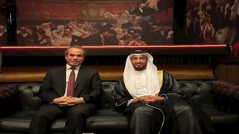 المسلماني ورئيس الهيئة الوطنية للإعلام الإماراتي يشهدان مسرحية أم كلثوم