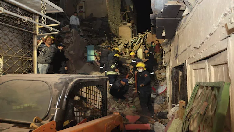 الهلال الأحمر يدعم جهود انتشال مصابي حادث انهيار عقار إمبابة