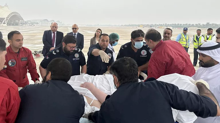 بتوجيهات من السيسي.. نقل مواطن مصري ذو ظروف طبية خاصة من الكويت