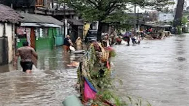 بعد الفيضانات والانهيارات الأرضية المدمرة.. إندونيسيا تنشر 600 عامل صحي بمراكز الإيواء