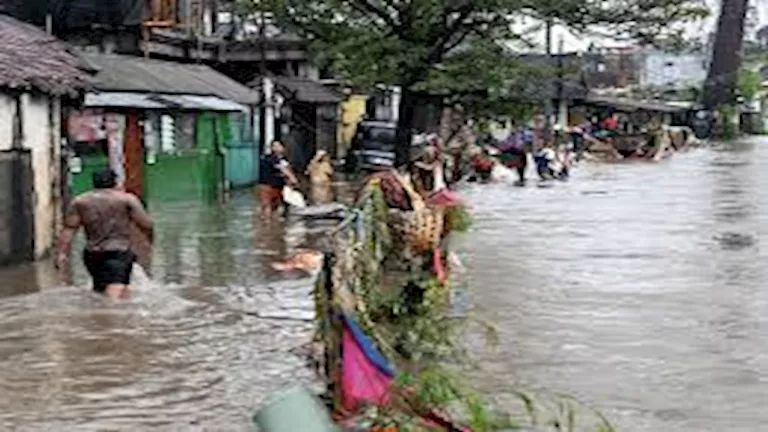 بعد الفيضانات والانهيارات الأرضية المدمرة.. إندونيسيا تنشر 600 عامل صحي بمراكز الإيواء