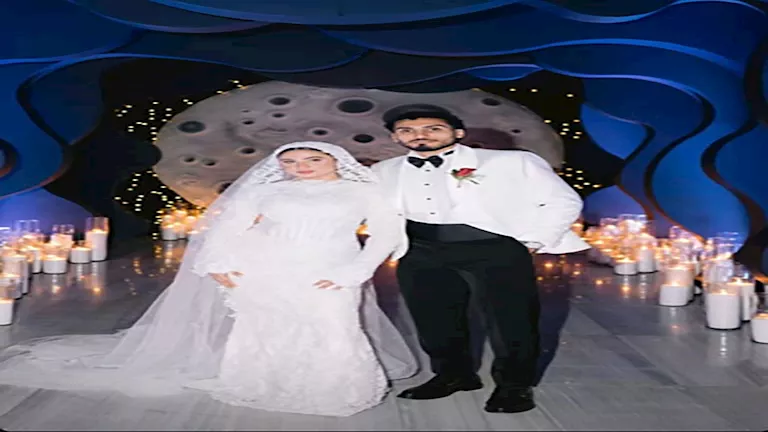 "بعد حفل زفافهما".. أحمد حمدي يؤدي مناسك العمرة مع زوجته