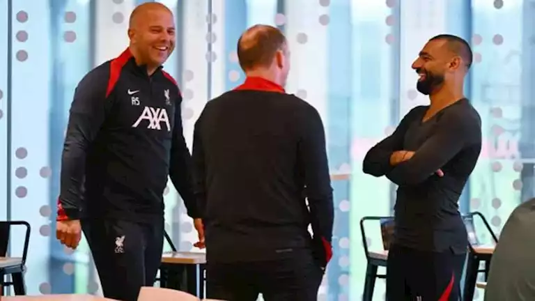 تصريح غير متوقع من لاعب ليفربول عن صلاح وسلوت