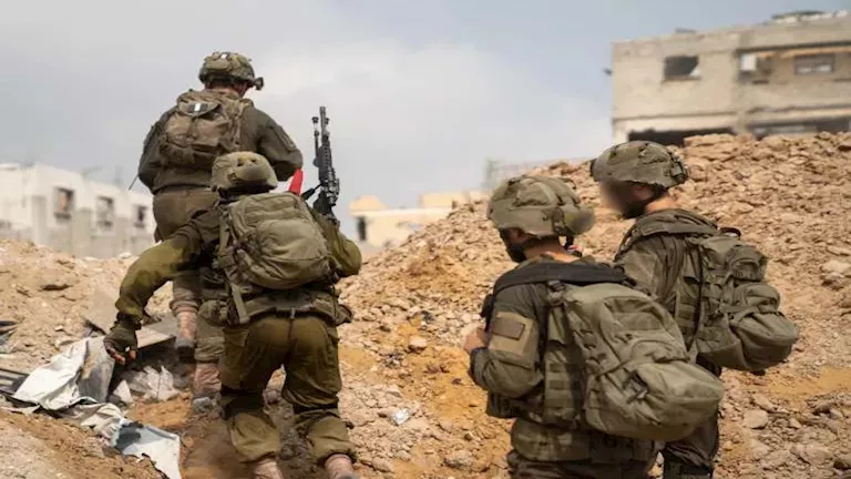 جنود الاحتلال يحتجزون طفلا قرب قرية البرج جنوب الخليل