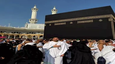 حارس مرمى الأهلي يؤدي مناسك العمرة رفقة والدته (صور)