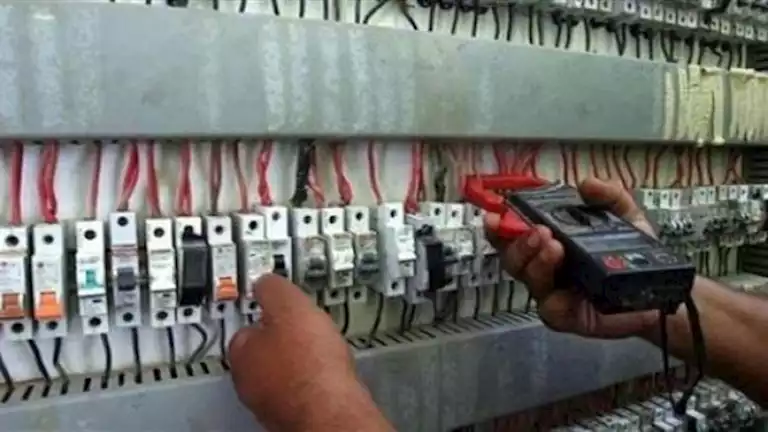 حبس وغرامة.. تعرف على عقوبة الموظفين المتورطين في سرقة الكهرباء