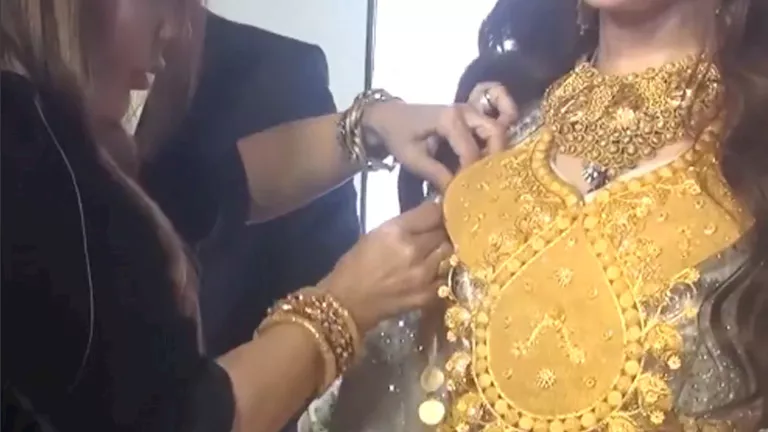 حين يصبح امتلاك الذهب عبئًا.. عروس عراقية تعجز عن الوقوف في حفل زفافها