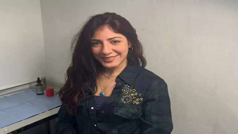 خبيرة تجميل تكشف عن تقنية جديدة لعلاج الإصابة بالثعلبة