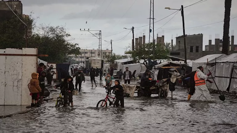 خلال 24 ساعة.. العاصفة "بايرون" تضرب الشرق الأوسط وسط تحذيرات من أمطار غزيرة