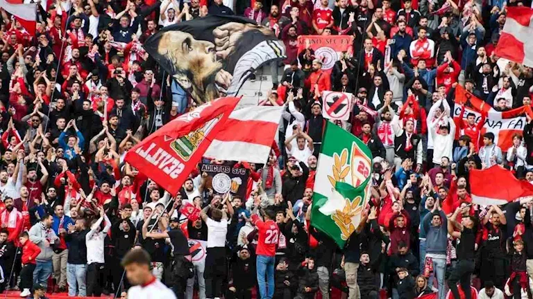 زجاجات وغضب الجماهير تُوقف ديربي إشبيلية وريال بيتيس.. ماذا حدث؟