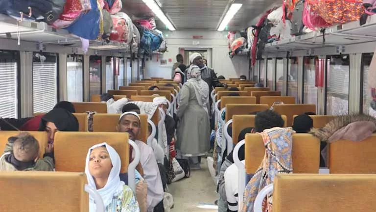 صور.. مئات السودانيين يغادرون القاهرة عبر قطارات السكة الحديد