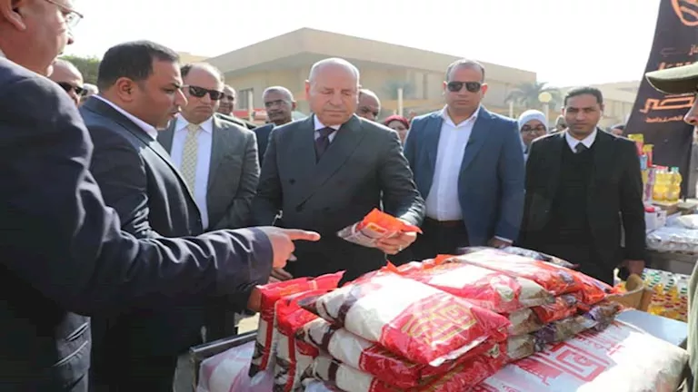 صور.. محافظ القاهرة ورئيس جامعة العاصمة يفتتحان معرضًا للسلع الغذائية
