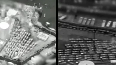 فيديو| لحظة استهداف سفينتين محملتين بالأسلحة في ميناء المكلا باليمن