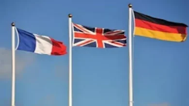 قادة فرنسا وألمانيا وبريطانيا يجتمعون مع زيلينسكي الاثنين لبحث جهود السلام