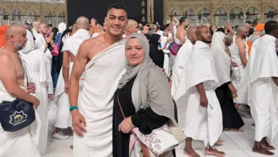 "قبل أمم أفريقيا".. مصطفى محمد يؤدي مناسك العمرة رفقة والدته
