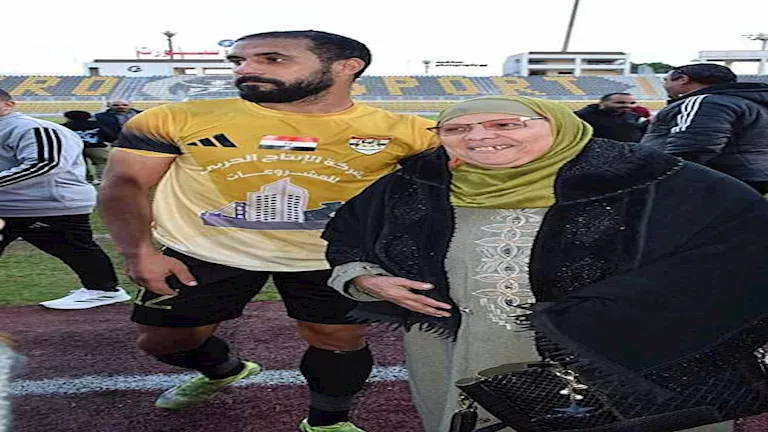 "قبل قدميها".. 7 صور للقطة إنسانية بين لاعب الإنتاج الحربي ووالدته في دوري المحترفين