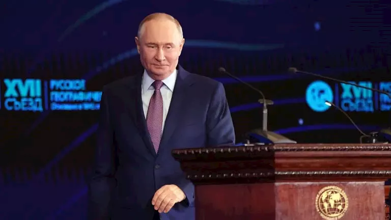 قناة هندية تنشر فيديو ساخر لمودي وبوتين على دراجة نارية وترامب "عامل بنزينة"