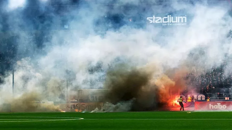 قنبلة وألعاب نارية تتسبب في هروب الحكم واللاعبون من المباراة.. ماذا حدث؟