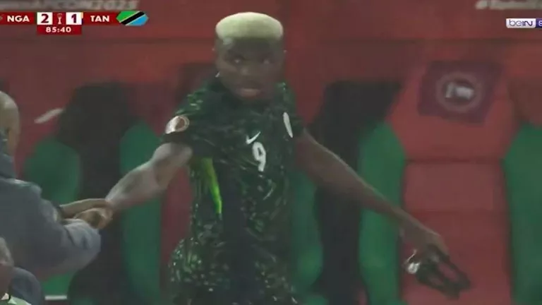 كأس الأمم الأفريقية.. غضب أوسيمين بعد استبداله في مباراة نيجيريا وتنزانيا