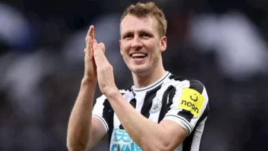 "لا أستطيع التنفس".. سيارة الإسعاف تنقذ نجم نيوكاسل من إصابة قوية