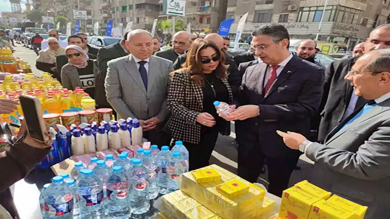 لتخفيف الأعباء عن المواطنين.. وزير التموين يفتتح سوق اليوم الواحد بميدان رمسيس