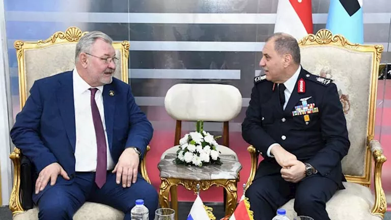 لقاءات ثنائية لقادة الأفرع الرئيسية بالقوات المسلحة على هامش "إيديكس 2025"