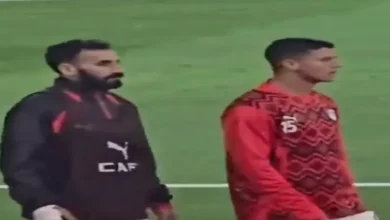 لقطة إنسانية من محمد شحاتة مع جامع الكرات في مباراة مصر وزيمبابوي
