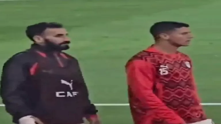 لقطة إنسانية من محمد شحاتة مع جامع الكرات في مباراة مصر وزيمبابوي