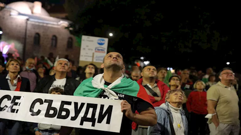 للمرة الثالثة في 3 أسابيع.. عشرات آلاف المتظاهرين في صوفيا يُطالبون برحيل الحكومة