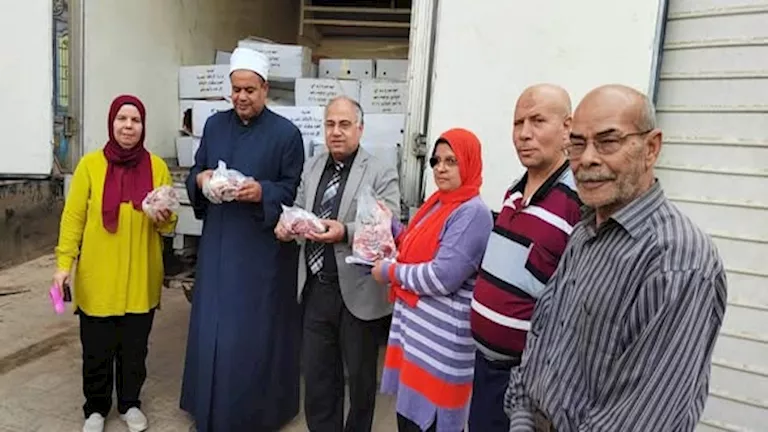 محافظ الجيزة: توزيع طنَّي لحوم صكوك الأضاحي على الأُسر الأولى بالرعاية
