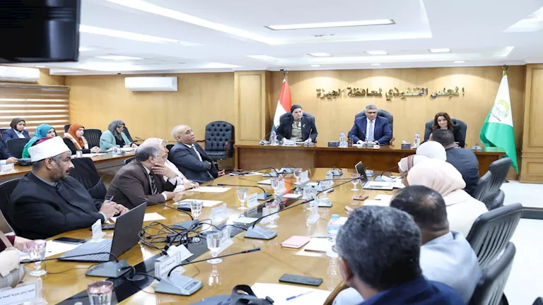 محافظ الجيزة ورئيسة "قومي الطفولة" يترأسان اجتماع لجنة حماية الطفل