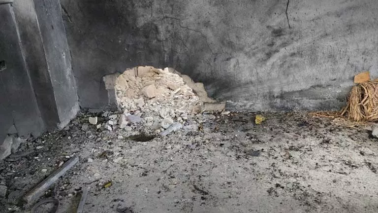 مسؤولون سوريون: انفجار مسجد حمص قد يكون ناتجًا عن هجوم انتحاري أو متفجرات