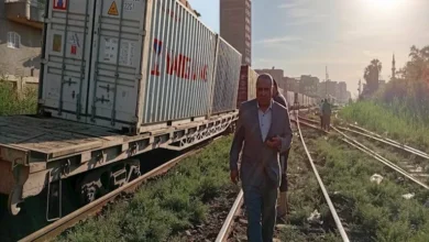 مصدر يكشف تفاصيل خروج عربة بضائع عن القضبان بالبدرشين