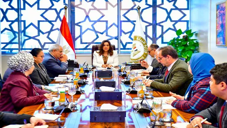 منال عوض توجه بإعداد دراسة لمواجهة انتشار الكلاب الضالة