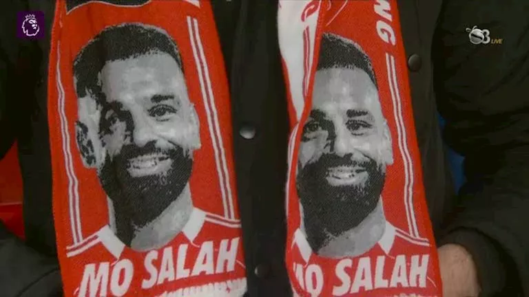 هتافات ولافتات.. كيف دعمت جماهير ليفربول محمد صلاح في مباراة برايتون؟