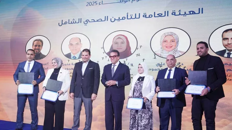 وزير الصحة يُكرم كوادر بهيئة التأمين الصحي الشامل في احتفالية "يوم الوفاء"