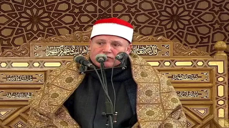 حجاج الهنداوي قارئًا.. نقل شعائر صلاة الجمعة من مسجد مدينة حلايب غدا